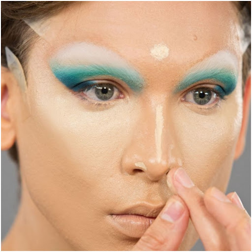 Miss Fame highlighting his nose